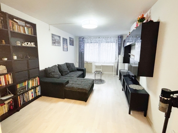 Békásmegyer hegy felőli oldalán 1 + 2 fél szobás, felújított panel lakás eladó.