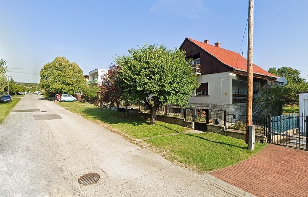 Hirdetünk ön helyett - Balatonfűzfőn 5 szobás családi ház eladó.