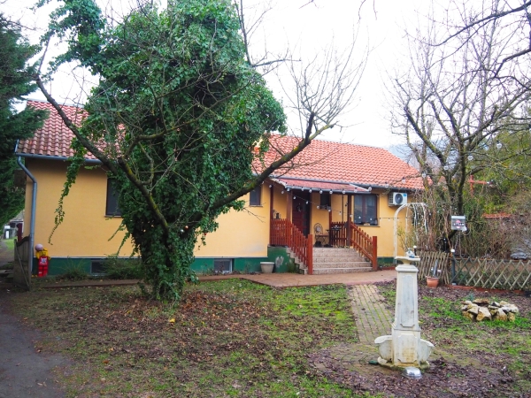 Pomázon 3500 nm-es telken kisbirtok eladó.