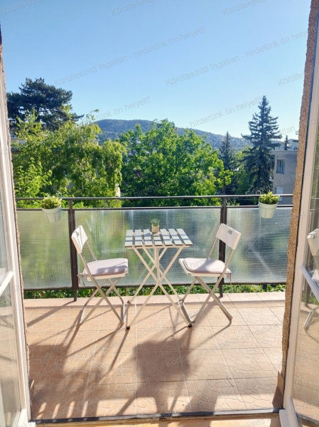 Hirdetünk ön helyett - Kuruclesen 2 szobás, erkélyes lakás eladó.